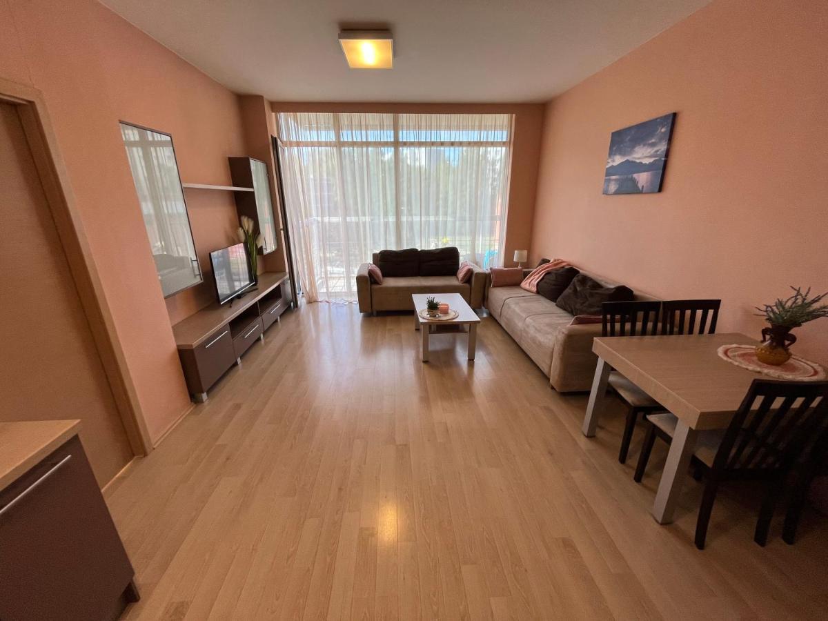 Lovely Apartments In Imanta With Free Parking Riga Exterior photo